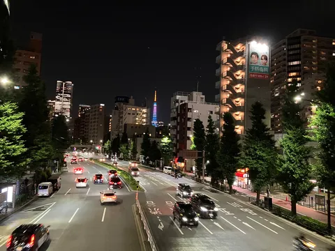 都会の夜景に光る東京タワー