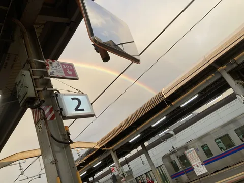 プラットホームに架かる虹