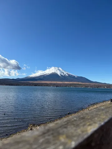 湖面に映る冬の富士山