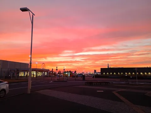 燃えるような空と街の灯り