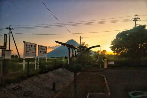 夕暮れ、山の駅の静寂