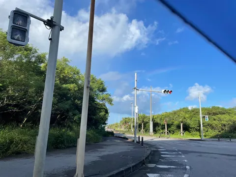 風と信号の間の道