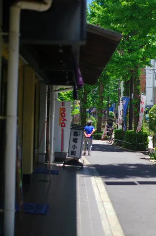 夏の日の静かな街角