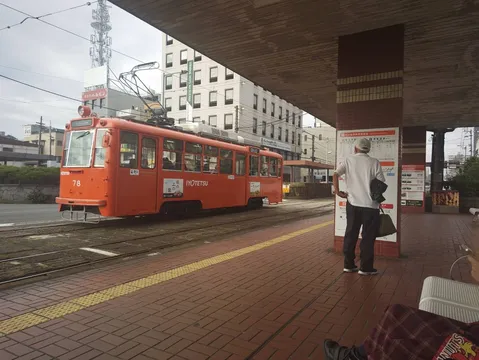 赤い電車、街の余韻