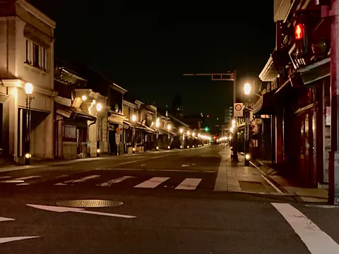 夜の街路灯と静寂