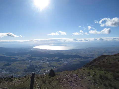 太陽と湖の静かな光景