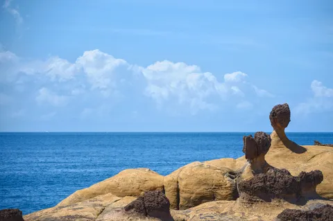 青空と海の絶景奇岩