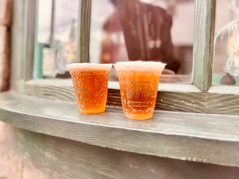 窓辺に並ぶ、魔法の泡ドリンク