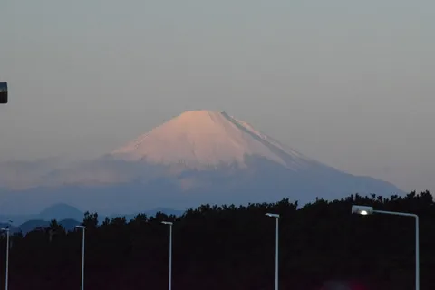静かな夕暮れの雪山印象
