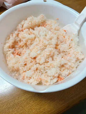 炊きたてご飯に鮭を混ぜて
