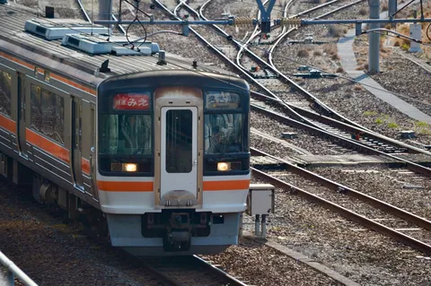 名古屋へ、力強い快速列車
