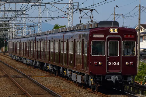 鉄路を駆ける、深紅の5104