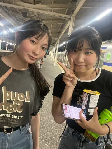 電車待ちの日常、ピースサイン