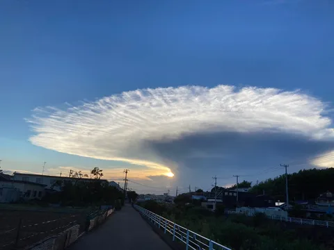 夕暮れの巻雲がくれる陰影