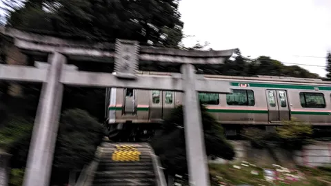 鳥居と電車、一瞬の邂逅