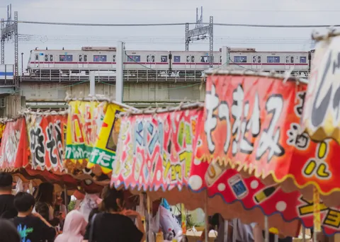 列車と彩りの屋台風景