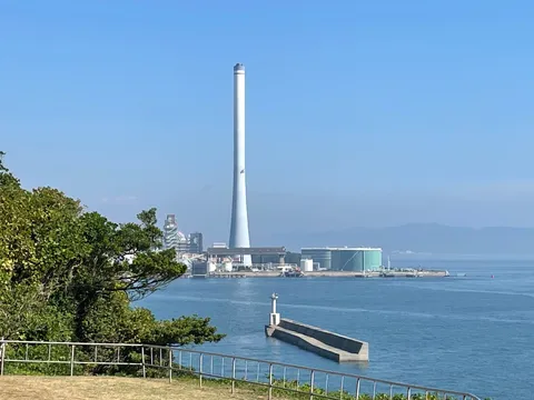 空と海と煙突のコントラスト