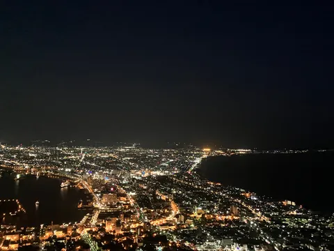 宝石箱のような夜景、海辺の灯り