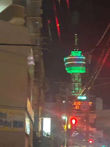 ネオン輝く夜の街灯
