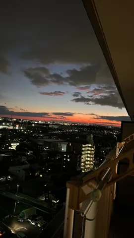 茜色の空に灯る街の光
