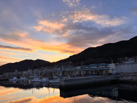 水面に映る港の夕景