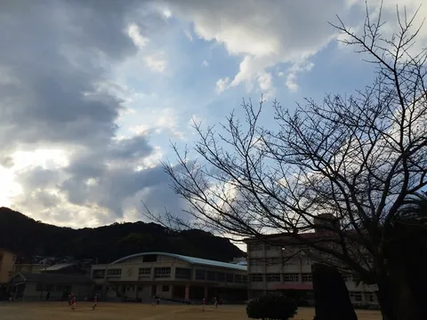 夕暮れ空と寂しげな校庭