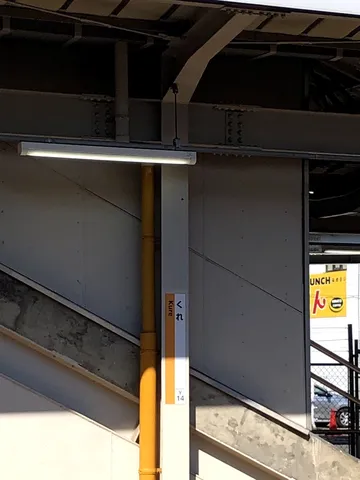 駅の柱に記された旅の記憶