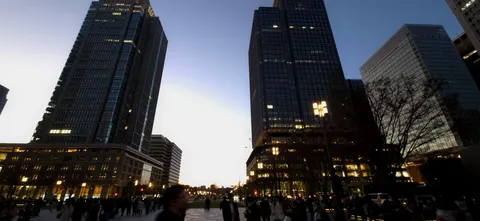 夕暮れの高層と人の光