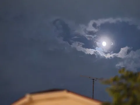 月明かり、見守る雲