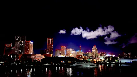 夜景に浮かぶ幻想的な空