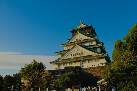 青空に映える城の佇まい