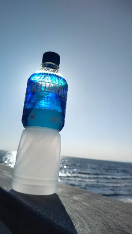 青い空とアクエリアス、海辺の休日
