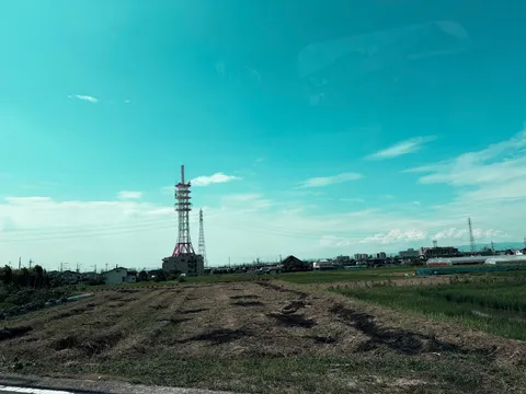 広がる空と電波塔の風景
