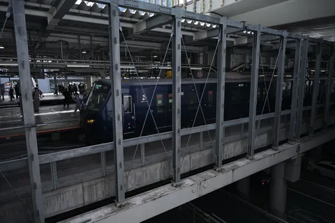 旅立ちを告げる青い列車