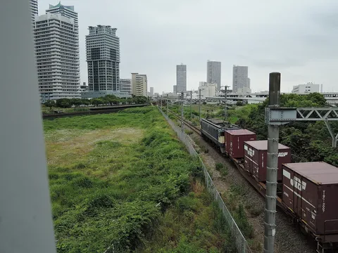 都会の貨物列車、緑と共存