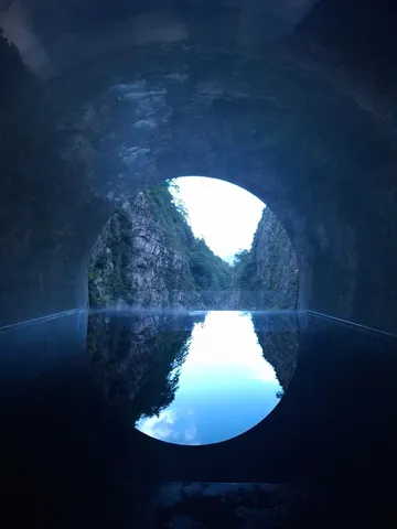 トンネルの先に現れた絶景