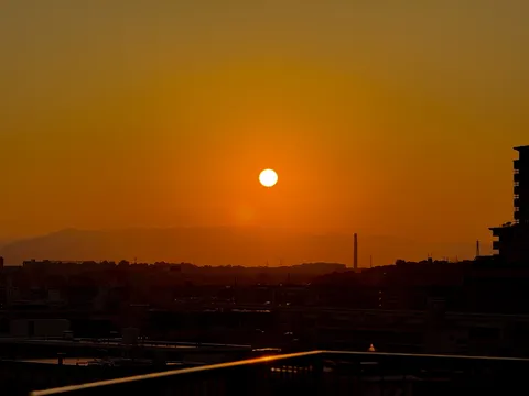 夕陽に染まる街のオレンジ光