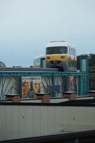 高架を走る列車の余韻