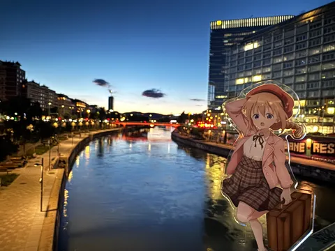 夕暮れ運河に立つ旅人