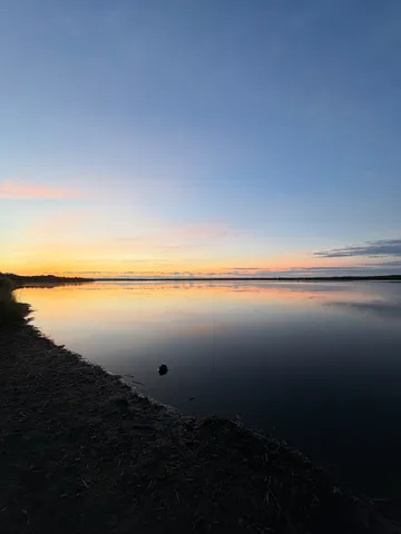 夕暮れの静かな鏡面