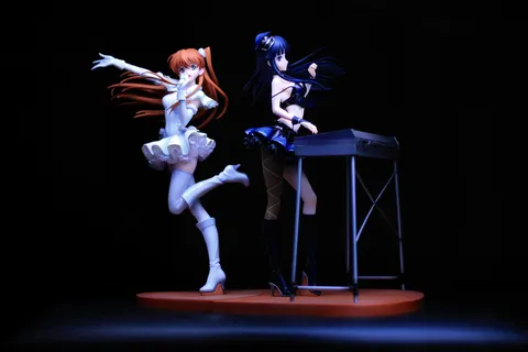 夜のステージを飾るフィギュア
