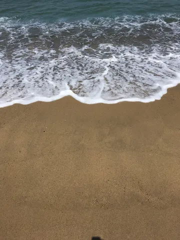 静かな波打ち際、砂浜の佇まい