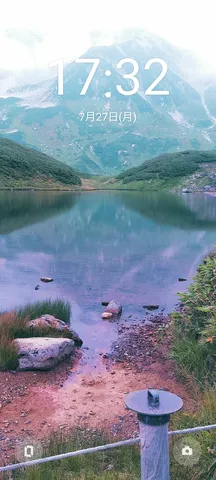 水面に映る山と空の静寂