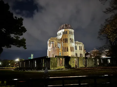 夜のドーム、歴史の静寂