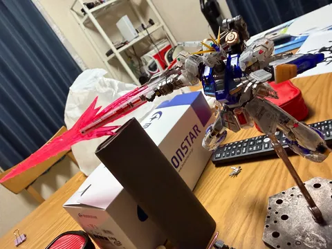 クリアパーツが輝くガンダム