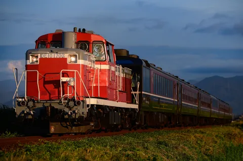夕陽に染まる、旅立ちの赤い列車