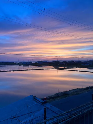 水鏡に映る茜色の空