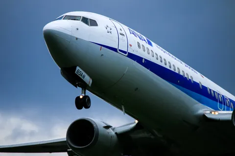 青空を切り拓く機影