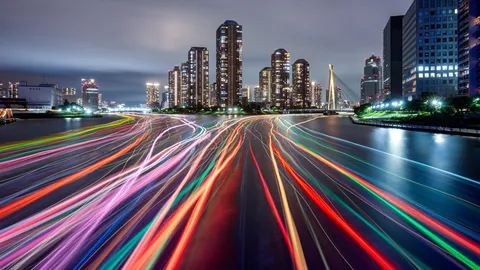 都市の夜を彩る光の軌跡