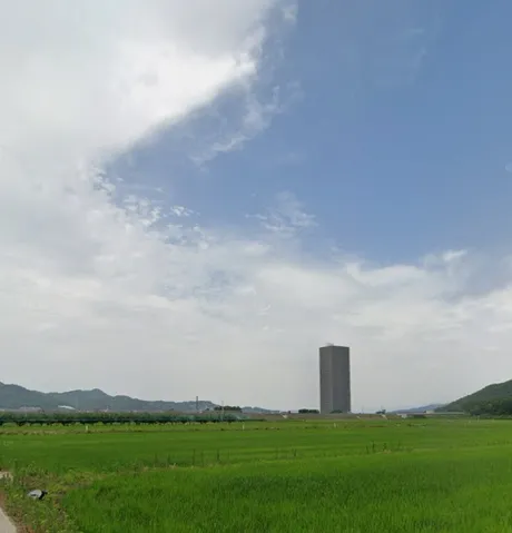 広がる田園と孤高のタワー